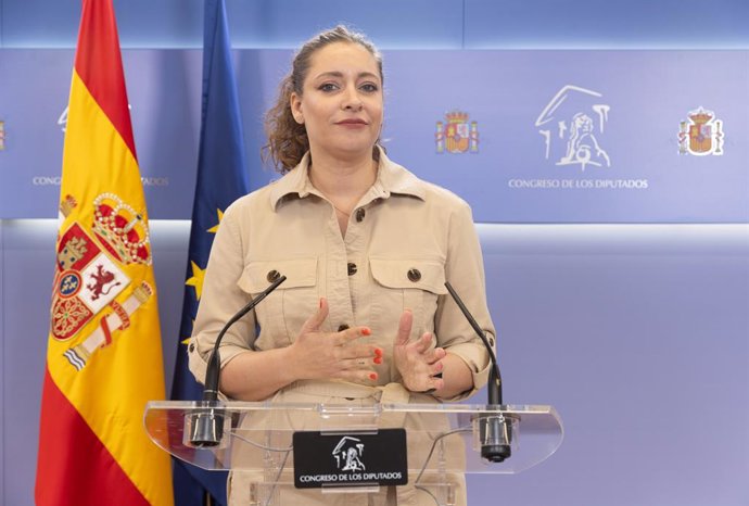 A porta-voz do PP no Congresso, Ester Muñoz, durante uma coletiva de imprensa após a Reunião de Porta-vozes, no Congresso dos Deputados, em 16 de setembro de 2025, em Madri (Espanha).
