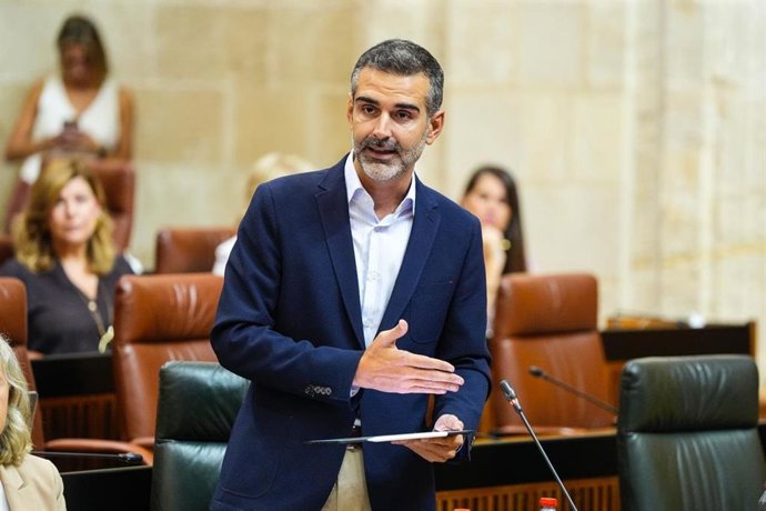 Imagen de archio dell consejero de Agricultura, Pesca, Agua y Desarrollo Rural, Ramón Fernández-Pacheco, en el Parlamento de Andalucía.
