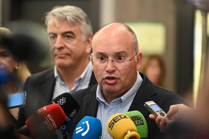 El secretario general de PP, Miguel Tellado, atiende a los medios de comunicación.