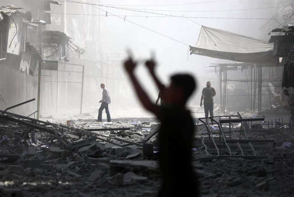 Palestinos en las que eran sus viviendas en Gaza