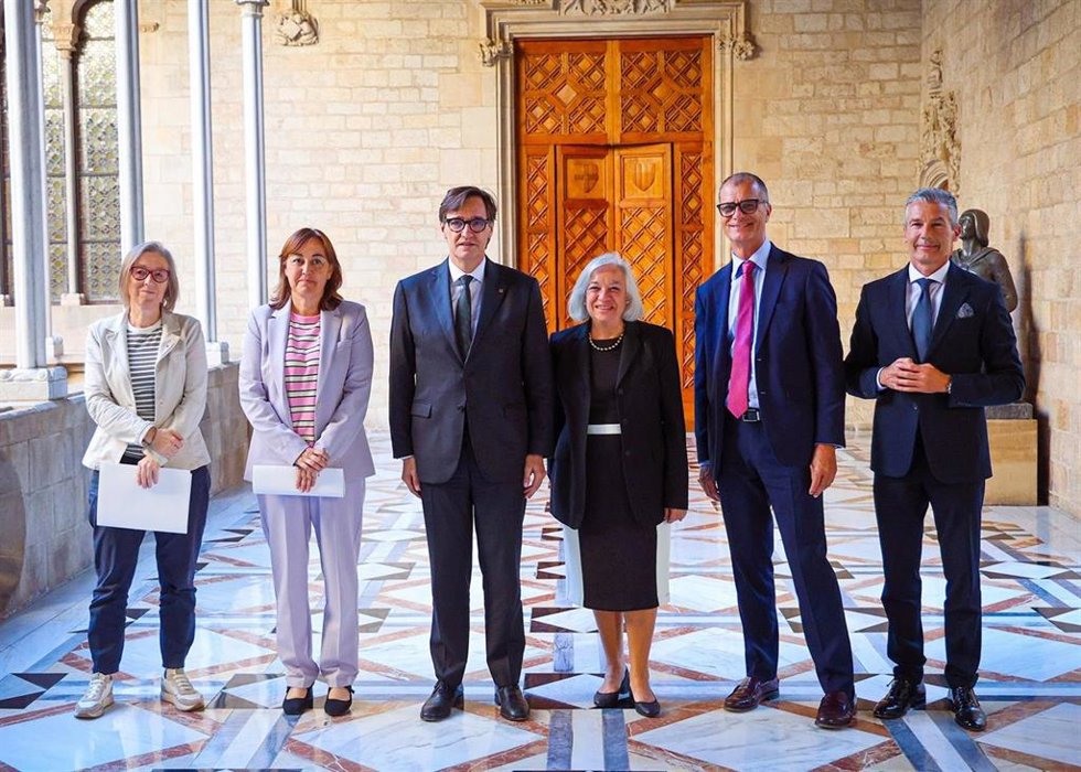 Secretaria de Vivienda, Lídia Guillén; consellera de Territorio, Sílvia Paneque; presidente del Govern Salvador Illa; presidenta de la AIC, Montserrat Junyent; presidente del Colegio de API de Girona, Joan Company y el de Lleida, Josep Maria Esteve