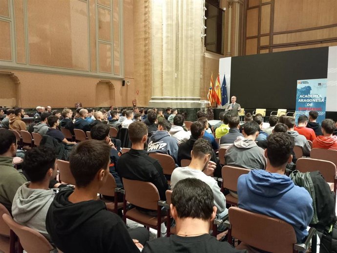 El director general de Interior y Emergencias, Miguel Ángel Clavero, ha recibido a los 75 alumnos del curso de nuevo ingreso de la Academia Aragonesa de Bomberos.