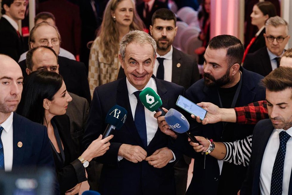El expresidente del Gobierno José Luis Rodríguez Zapatero atiende a los medios tras el encuentro 'China-Europe Talent Forum', organizado por el Grupo Adecco y la Beijing Talent Work Bureau', en el Hotel Mandarin Oriental Ritz, a 25 de septiembre de 2025