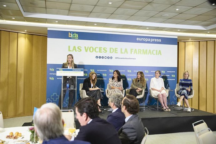 (E-D) A Vice-Ministra da Saúde da Comunidade de Madri e Diretora do Serviço de Saúde de Madri, Laura Gutiérrez, a Chefe de Saúde e InfoSalus da Europa Press, Cristina Velázquez, e as farmacêuticas Cristina Guillén Pino, María José Cejudo Fernández, María 
