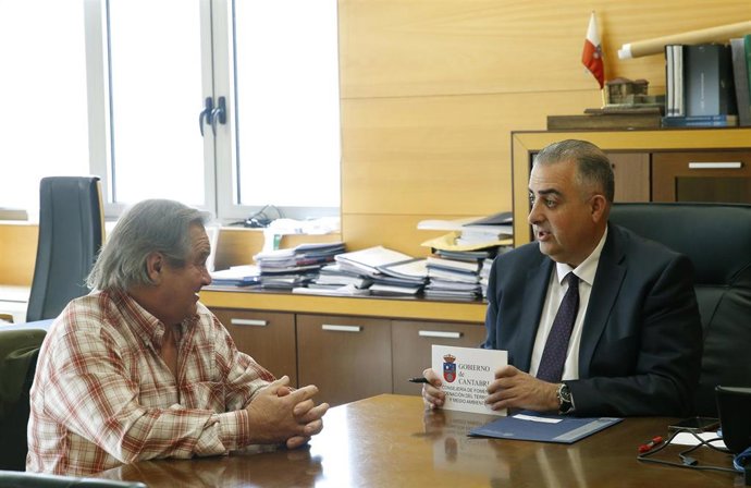 Archivo - El alcalde de Tudanca, Manuel Grande, con el consejero de Fomento, Roberto Media, en un encuentro en abril de 2024.
