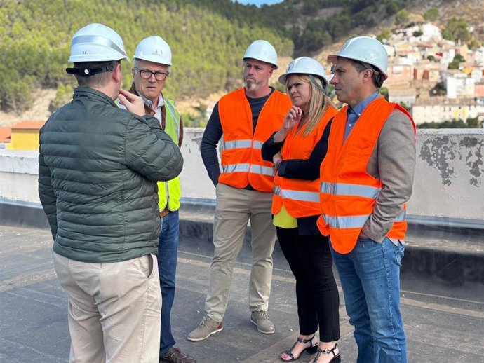 El presidente de la Diputación, Álvaro Martínez Chana, ha visitado las obras de remodelación de edificio de la UNED en Cuenca.