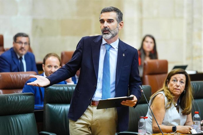 El consejero de Agricultura, Pesca, Agua y Desarrollo Rural, Ramón Fernández-Pacheco, en el Parlamento andaluz.
