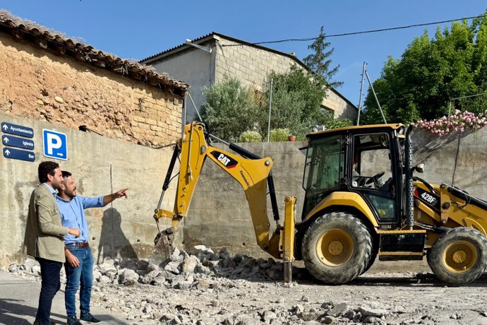 El presidente de la DPH, Isaac Claver, y el alcalde de Secastilla, José Lorenzo Rabel.