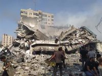 Mueren once palestinos en un bombardeo de Israel contra una casa que servía de refugio en el centro de Gaza