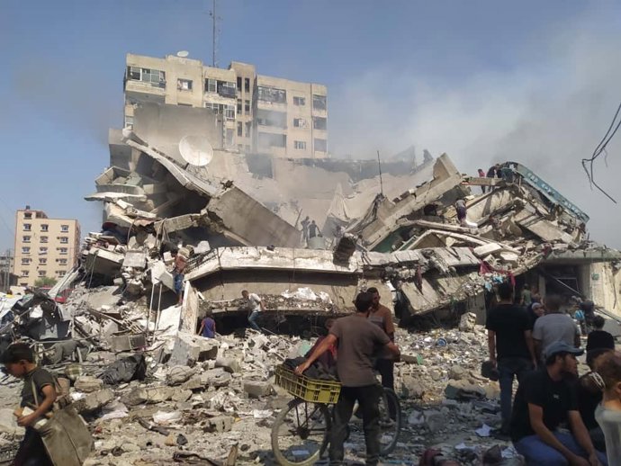 September 22, 2025, Gaza, Palestine: Israeli aircraft bombed the Medical Relief and Shawa Family buildings at the Samer intersection in central Gaza City, leaving behind destruction and smoke. There was an evacuation order before the attack.