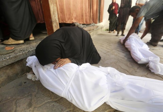 24 de septiembre de 2025, Territorios Palestinos, Gaza: Palestinos llevan los cuerpos de personas fallecidas en un ataque del ejército israelí en el barrio de Zaitoun en el sur de Ciudad de Gaza, para realizar oraciones funerarias frente al Hospital Al-Ahly antes de su entierro.