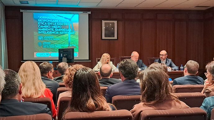 Jornada sobre responsabilidad y ética empresarial ante el desafío mediambiental y la inteligencia artificial celebrada en Albacete.