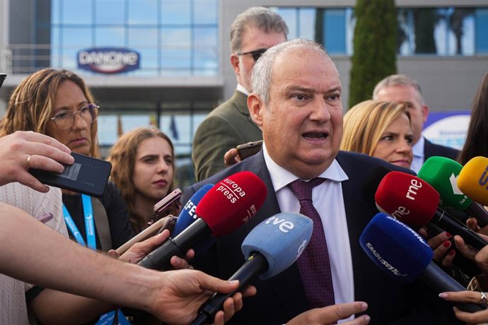 El ministro de Industria y Turismo, Jordi Hereu, atiende a los medios durante la inauguración del Hub de Innovación Aldaia 'Ciencia e innovación para alimentar el futuro', organizado por Danone. 