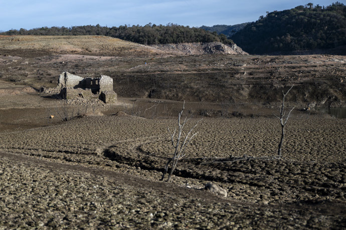 Archivo - Arquivo - Vista do reservatório de Sau, 22 de janeiro de 2024, em Barcelona, Catalunha (Espanha). Os reservatórios das bacias internas da Catalunha estão prestes a atingir o limite de 16% em média. O reservatório de Sau, na província de Barcelon