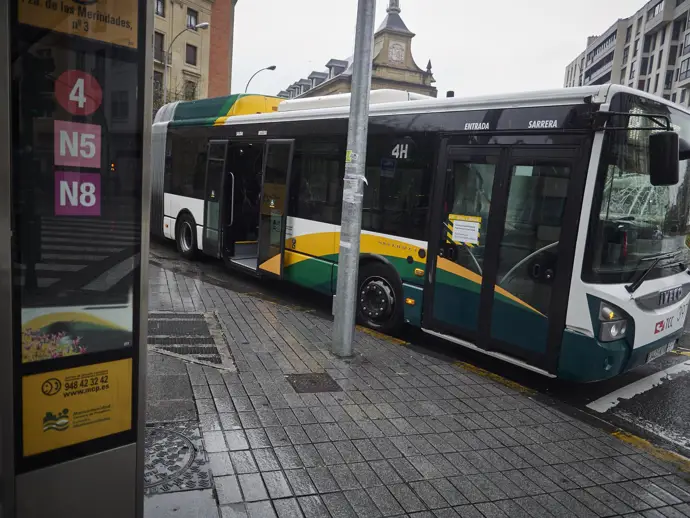 Un autobús urbano circula por Pamplona