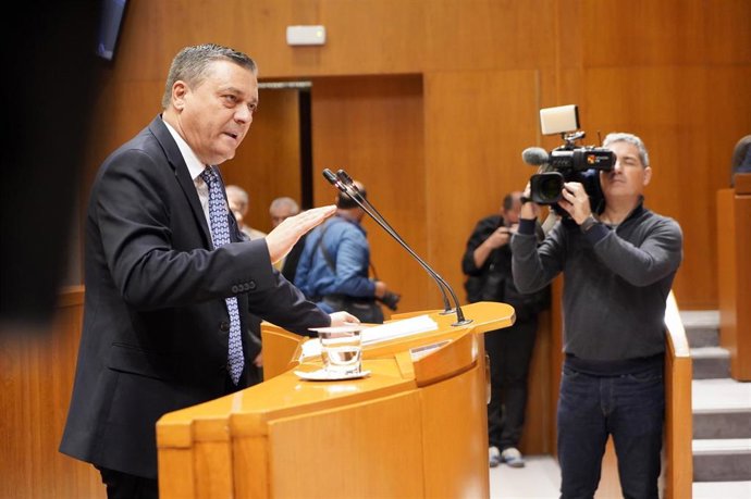 El portavoz del PSOE en las Cortes de Aragón, Fernando Sabés, en su intervención en el hemiciclo, durante el Debate sobre el estado de la Comunidad.