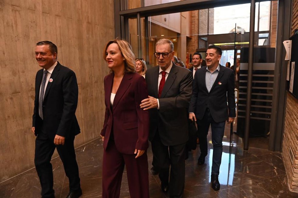El portavoz del PSOE en las Cortes de Aragón, Fernando Sabés y la ministra Portavoz, Pilar Alegría (c), llegan al segundo día del debate de política general sobre el estado de la Comunidad autónoma de Aragón, en las Cortes de Aragón