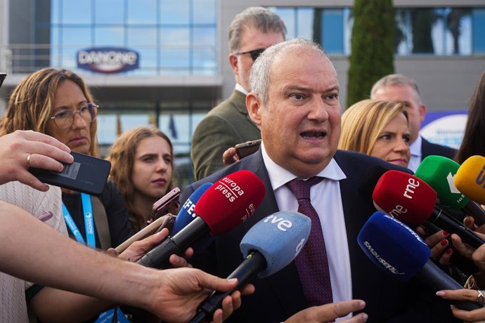 El ministro de Industria y Turismo, Jordi Hereu, atiende a los medios durante la inauguración del Hub de Innovación Aldaia 'Ciencia e innovación para alimentar el futuro', organizado por Danone. 