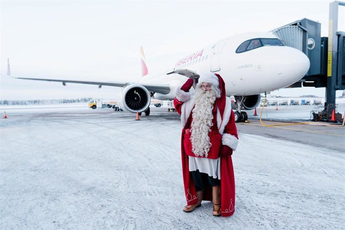 Archivo - Papá Noel con un avión de Iberia.