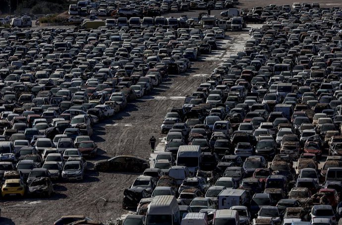 Archivo - Vista aérea de un desguace de vehículos, a 13 de enero de 2025, en Benaguasil, Valencia. 