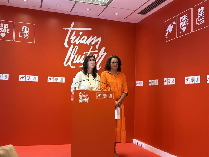 La secretaria general de la Federación Socialista de Mallorca, Amanda Fernández y la portavoz del PSIB en el Consell, Catalina Cladera
