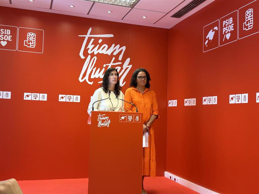 La secretaria general de la Federación Socialista de Mallorca, Amanda Fernández y la portavoz del PSIB en el Consell, Catalina Cladera