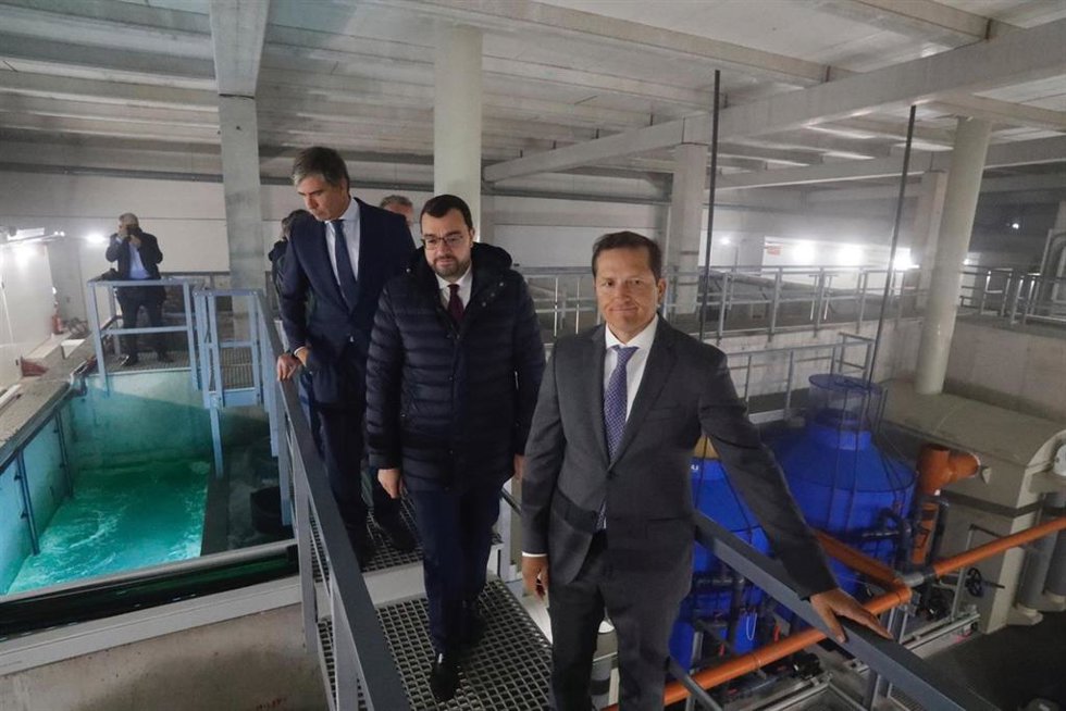 El presidente del Principado de Asturias, Adrián Barbón (en el medio), visita las instalaciones de la planta de engorde de lenguado Sea Eight, en el puerto gijonés de El Musel.
