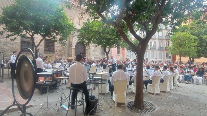 Archivo - Imagen de archivo de la Banda Municipal de Música de Málaga en el patio de la catedral.