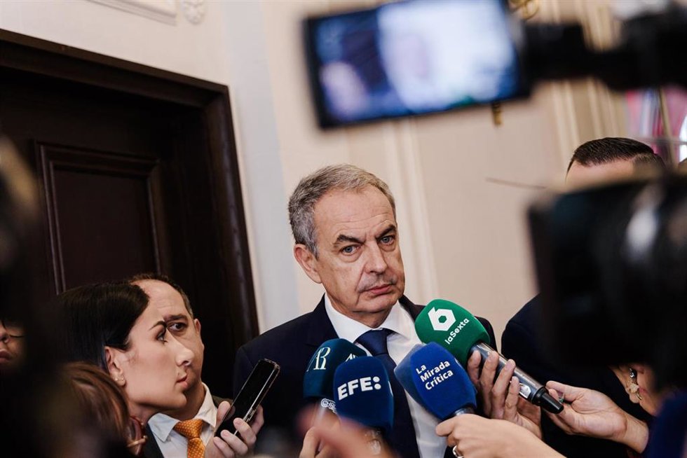 El expresidente del Gobierno José Luis Rodríguez Zapatero atiende a los medios tras el encuentro 'China-Europe Talent Forum', organizado por el Grupo Adecco y la Beijing Talent Work Bureau', en el Hotel Mandarin Oriental Ritz, a 25 de septiembre de 2025