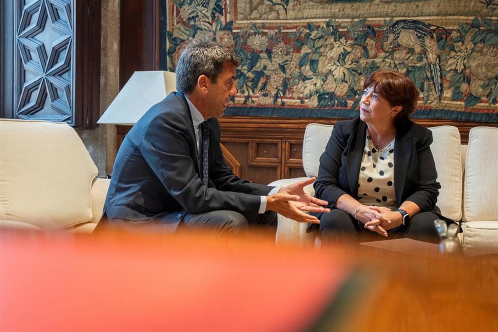 Archivo - El 'president' de la Generalitat, Carlos Mazón, se reúne con la presidenta de la Acadmia Valenciana de la Llengua, Vernica Cantó, en el Palau de Generalitat