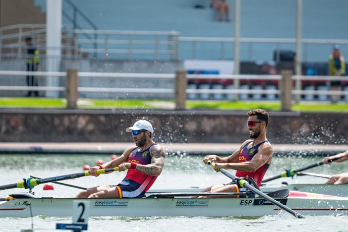 Los remeros españoles Jaime Canalejo y Javier García, en dos sin timonel, en el Mundial de Remo.