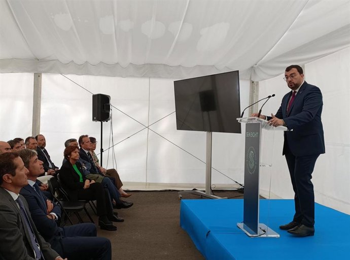 El presidente del Principado de Asturias, Adrián Barbón, interviene en el acto de inauguración de la planta de engorde de lenguado de la empresa Sea Eight, en el puerto gijonés de El Musel.