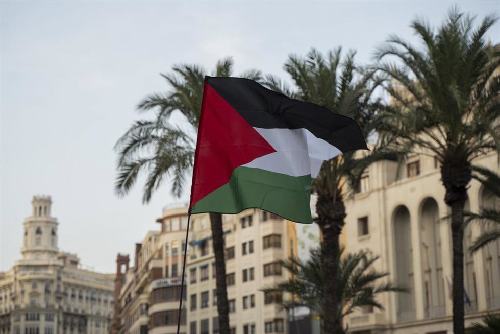 Archivo - Una bandera palestina durante una manifestación en la plaza del Ayuntamiento de Valncia