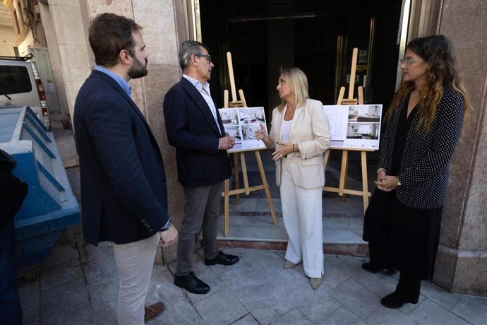 La alcaldesa de Granada, Marifrán Carazo, en el centro en la imagen con el edil de Turismo, Juan Ramón Ferreira