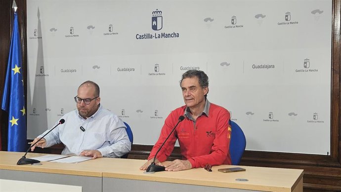 Miguel Aguilar, jefe del Servicio de Incendios de la Delegación Provincial de Desarrollo Sostenible, acompañado del delegado de este área en la provincia, Rubén García.