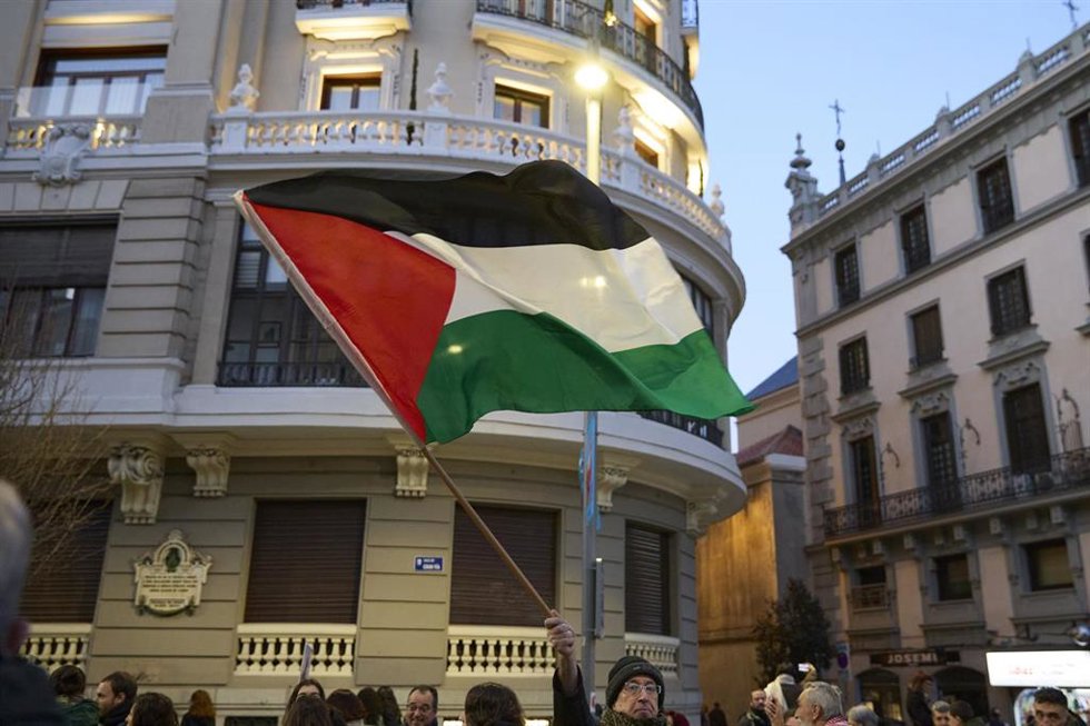 Archivo - Una persona muestra una bandera palestina durante la manifestación Paremos el genocidio en Palestina, a 18 de enero de 2025, en Madrid (España). 