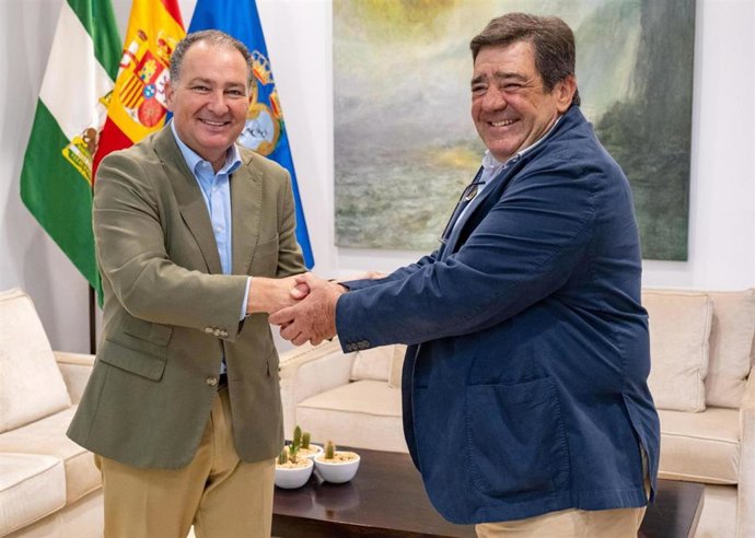 El presidente de la Diputación de Huelva, David Toscano, y el presidente de la DOP Condado de Huelva, Vicente Pérez.