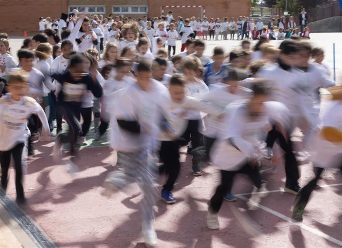 Archivo - Un grupo de niños corre durante la novena edición de 'La Vuelta al Cole', a 20 de octubre de 2023, en Leganés, Madrid (España). 