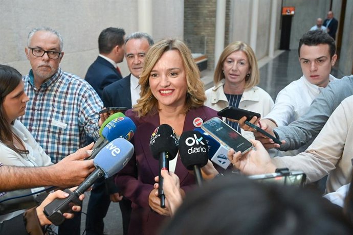 Pilar Alegría atiene de los medios de comunicación en la segunda jornada del debate sobre el estado de la Comunidad.