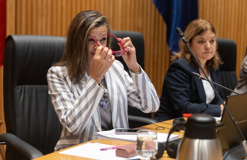 La delegada del Gobierno contra la Violencia de Género, Carmen Martínez Perza (i), comparece ante la Comisión de seguimiento y evaluación de los acuerdos del Pacto de Estado en materia de Violencia de Género, en el Congreso de los Diputados, a 25 de 