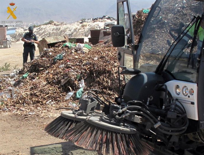 Archivo - Un agente del Seprona de la Guardia Civil atestigua los residuos acumulados en un paraje de Roquetas de Mar (Almería).