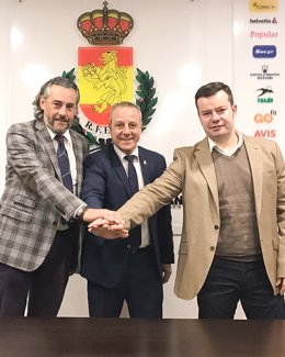 Pablo Permuy, a la izquierda de la imagen, junto al presidente de la Real Federación Española de Balonmano, Francisco Blázquez, en el centro.