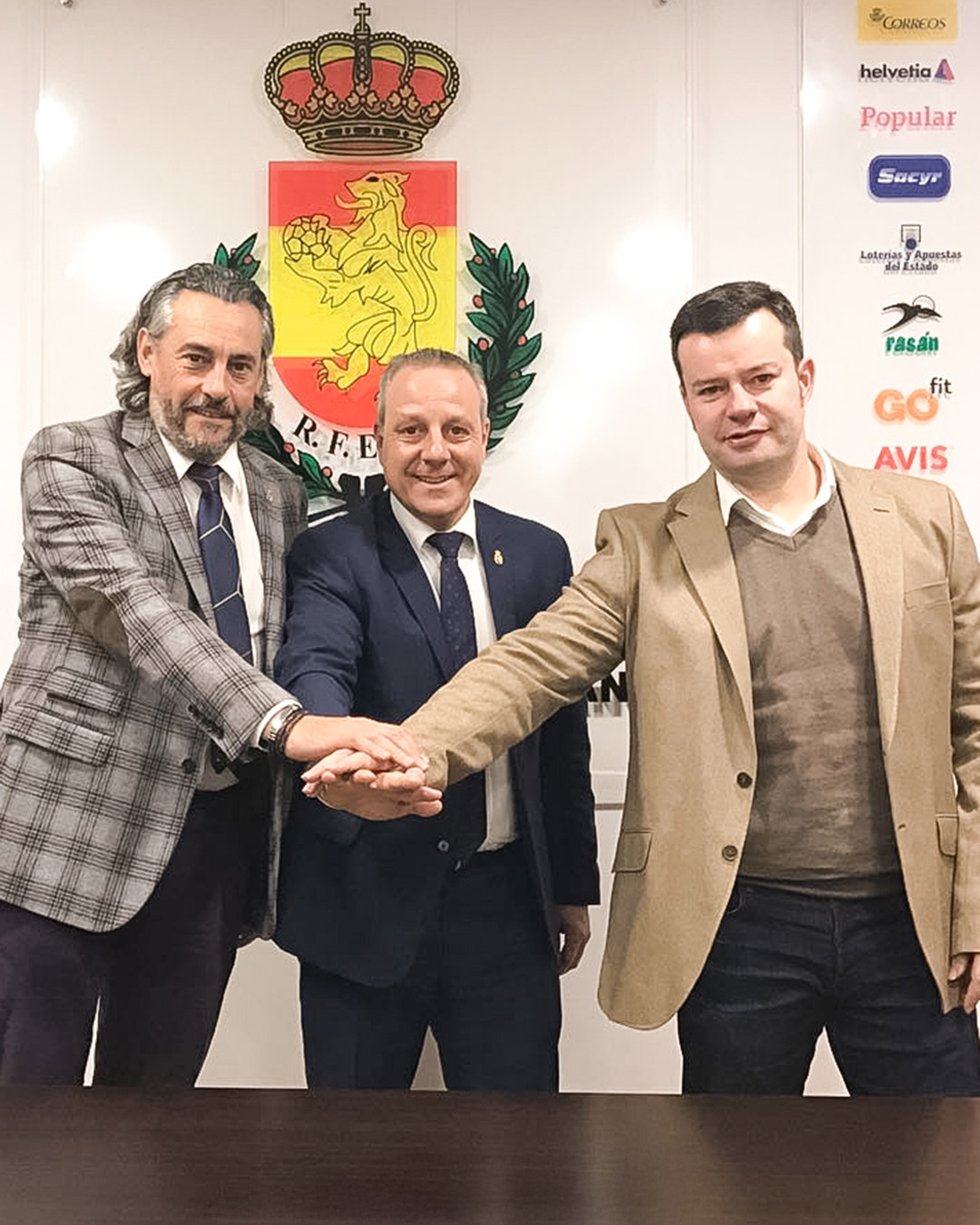 Pablo Permuy, a la izquierda de la imagen, junto al presidente de la Real Federación Española de Balonmano, Francisco Blázquez, en el centro.