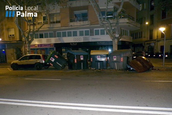 Accidente del coche contra los cinco conetenedores.