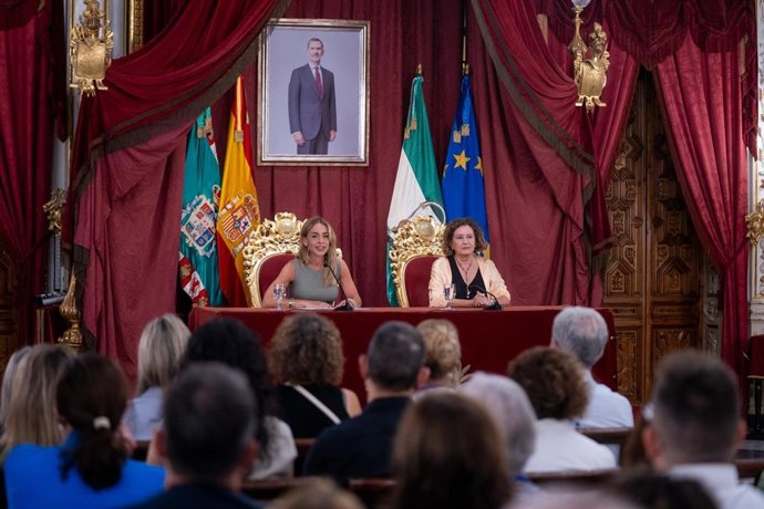 La presidenta de la Diputación de Cádiz, Almudena Martínez, inagurando el XXII Encuentro de Archiveros y Archiveras de Diputaciones Provinciales y Forales, Cabildos y Consejos Insulares, que se celebra en el Palacio Provincial de la capital
