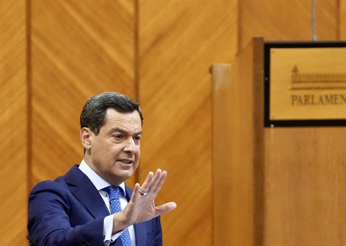 El presidente de la Junta de Andalucía, Juanma Moreno, este jueves en el Pleno del Parlamento.