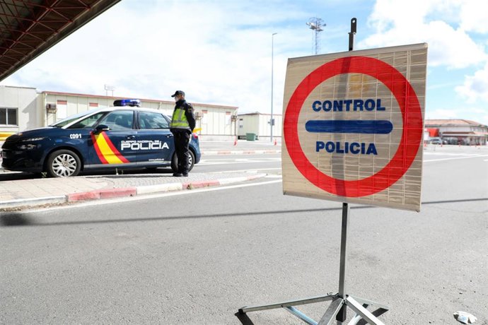 Archivo - Efectivos de la de la Policía Nacional realizan controles en el puesto fronterizo con Portugal en Fuentes de Oñoro (Salamanca)