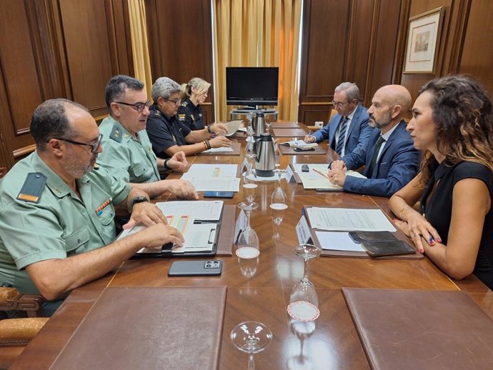 El subdelegado del Gobierno en Málaga, Javier Salas, ha presidido este jueves la reunión de seguimiento del Plan Director para la convivencia y mejora de la seguridad en los centros educativos y sus entornos