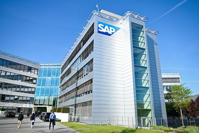 FILED - 13 May 2025, Baden-Württemberg, Mannheim: A logo of the software company SAP can be seen on the company's main building in Mannheim. Photo: Uwe Anspach/dpa