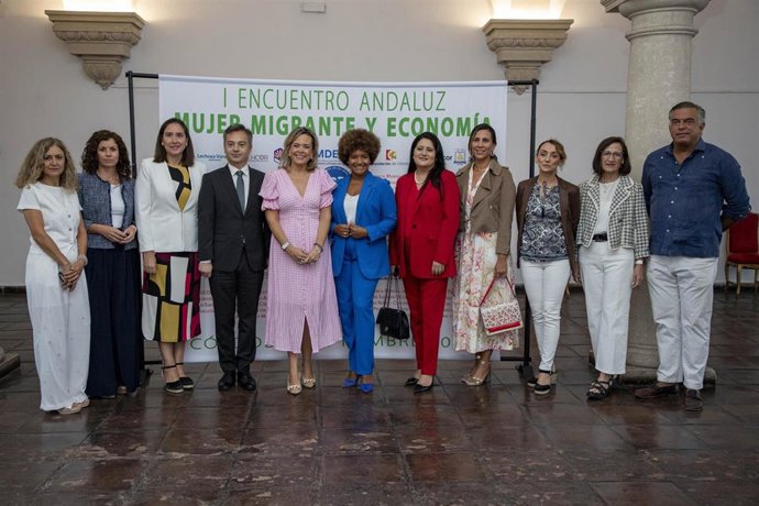 Foto de familia en la inauguración del I Encuentro Mujer Migrante y Economía.